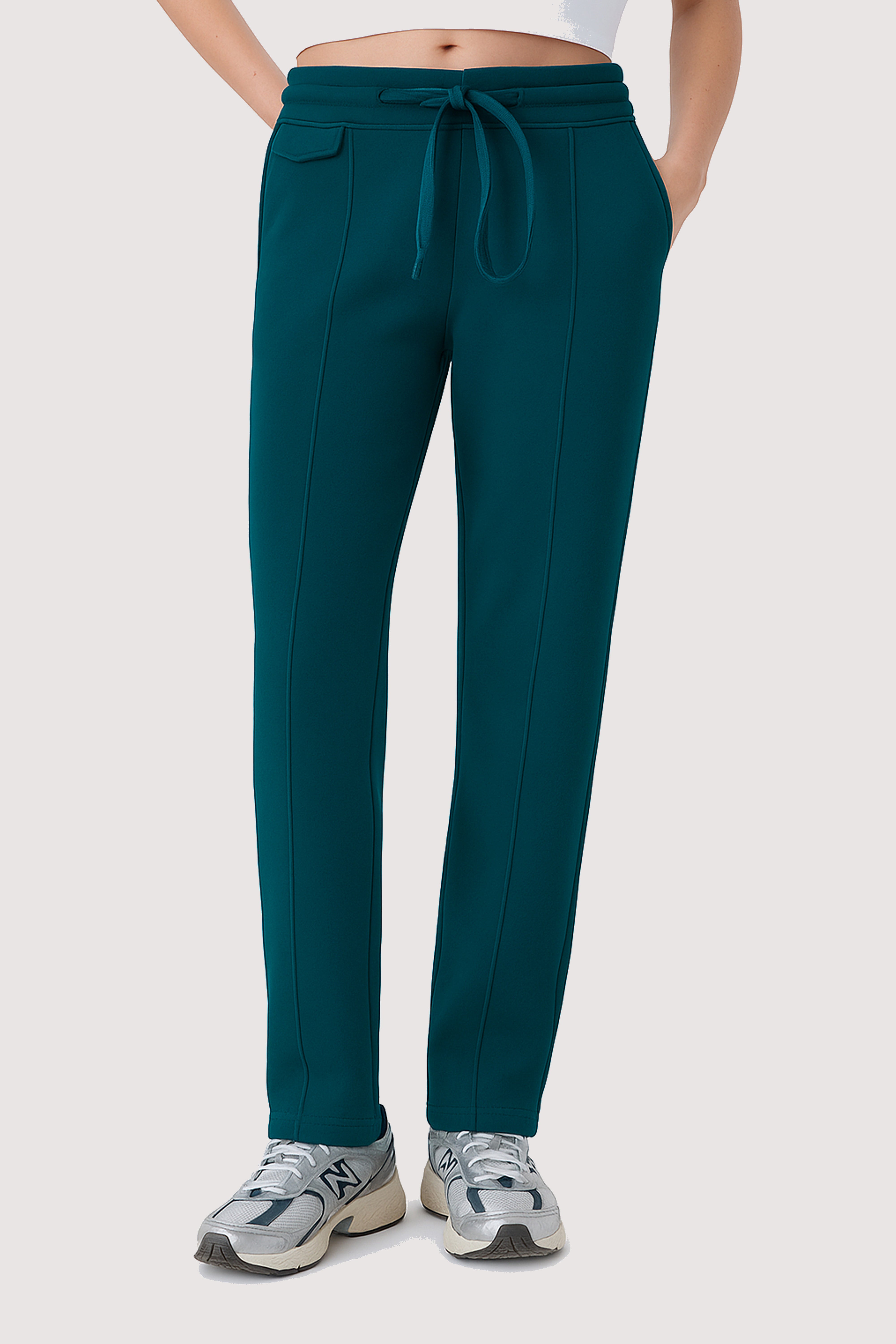 Rahatlık, stil ve sürdürülebilirlik bir arada! %100 organik pamuktan üretilen petrol mavisi renk kadın sweatpant, yumuşak dokusuyla gün boyu konfor sağlarken, modern kesimiyle her kombine uyum sağlar. Hem evde hem dışarıda özgürce hareket etmen için tasarlandı. 